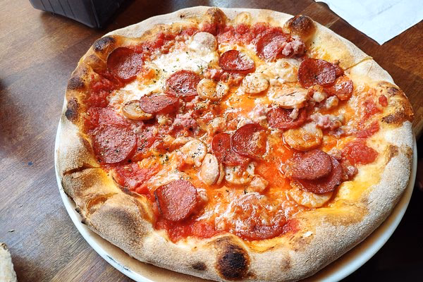 Hvem ejer Corsa Pizza?