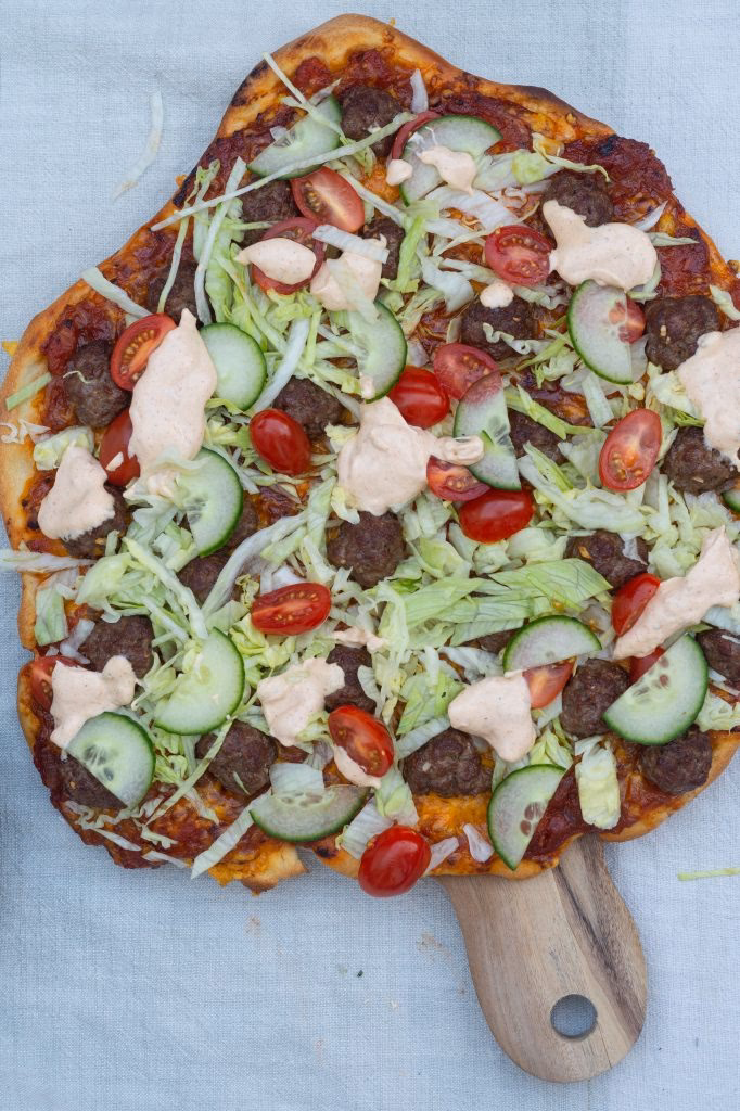 Hvad består en salatpizza af?