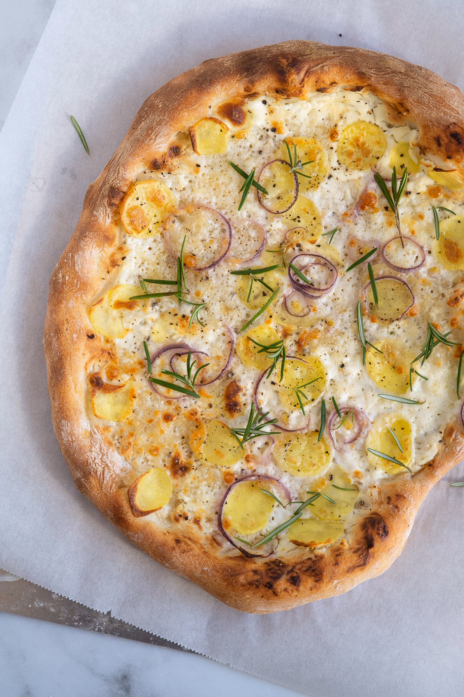 Hvordan får man sprøde kartofler på pizza?