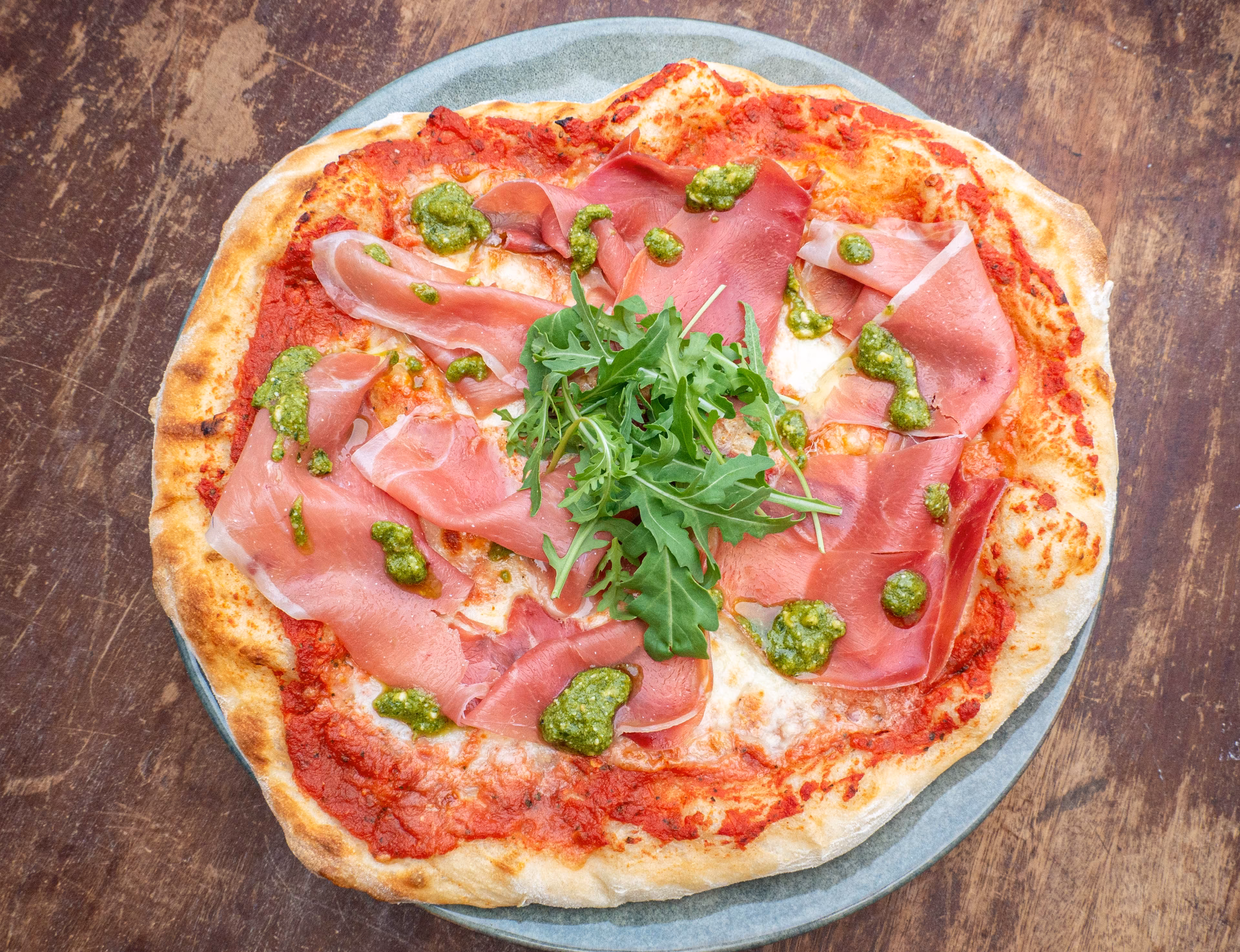 Kan man putte parmesan på pizza?