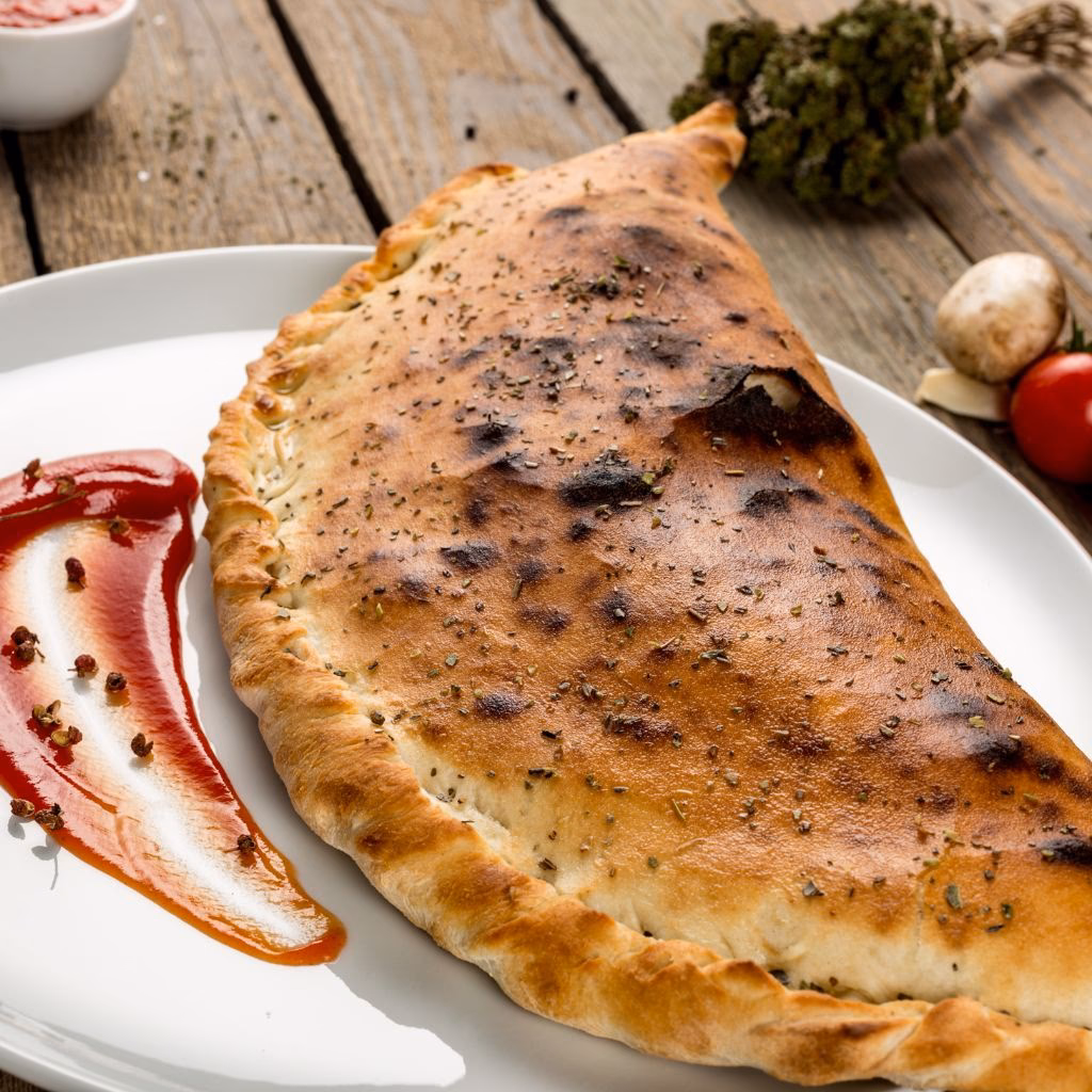 Hvad er en halvt indbagt pizza?