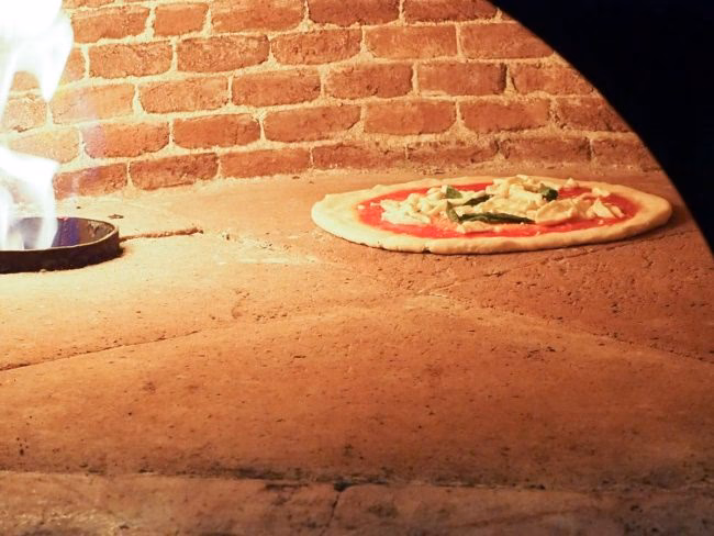 Hvad skal ovnen stå på, når man bager pizza?