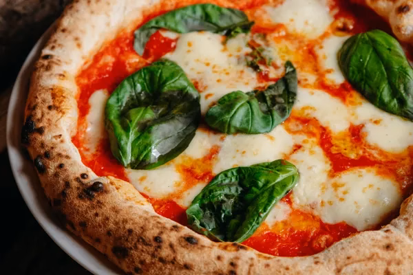 Hvorfor hedder pizzaen margarita?