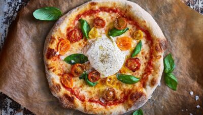 Hvor meget pizzasauce skal der være på en pizza?