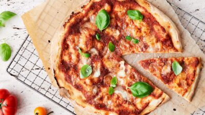Hvor mange kalorier er der i en pizza med oksekød?
