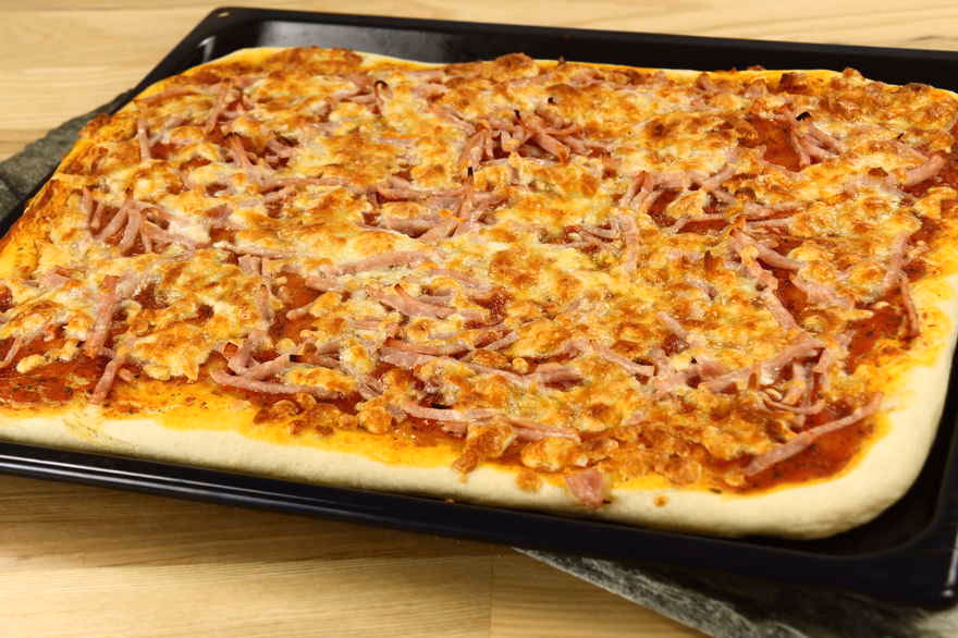 Hvor mange personer er en 50x50 pizza til?