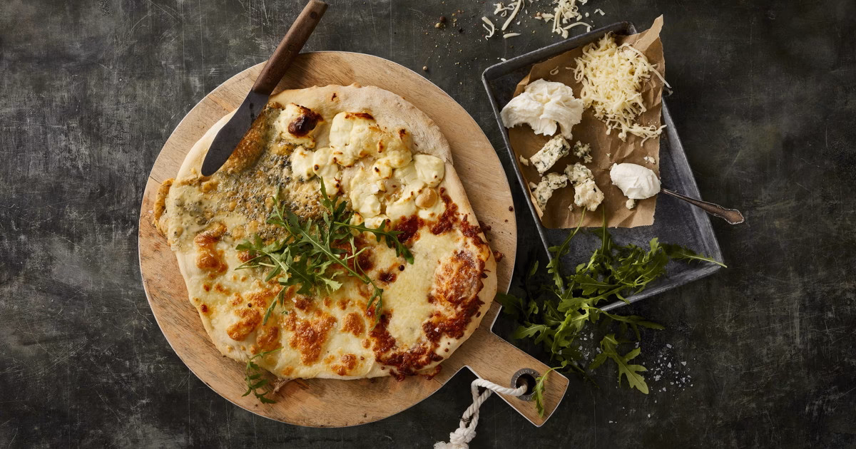 Hvor skal osten ligge på en pizza?