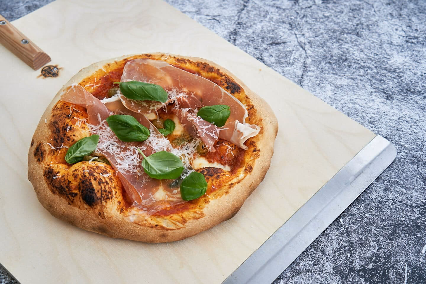 Hvor stor er en pizza i cm?