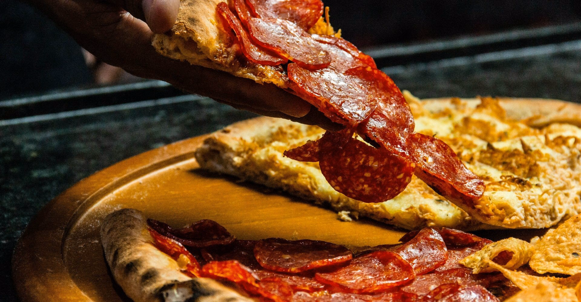 Hvor mange grader skal en pizza bages ved?
