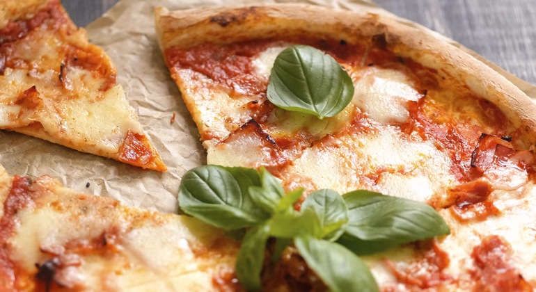 Hvordan varmer man bedst en pizza?