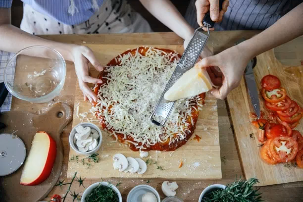 Hvordan behandler man en pizzasten?