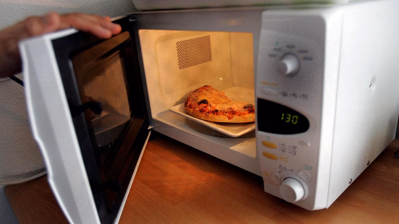 Hvor mange gange må man opvarme mad i mikroovn?